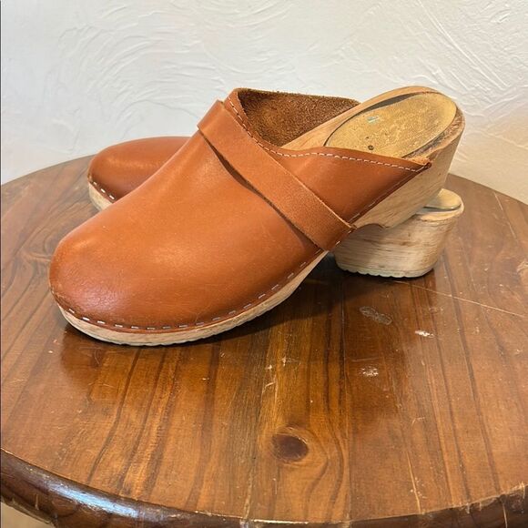 Lotta Women's Tan Leather Clogs - Picture 2 of 5